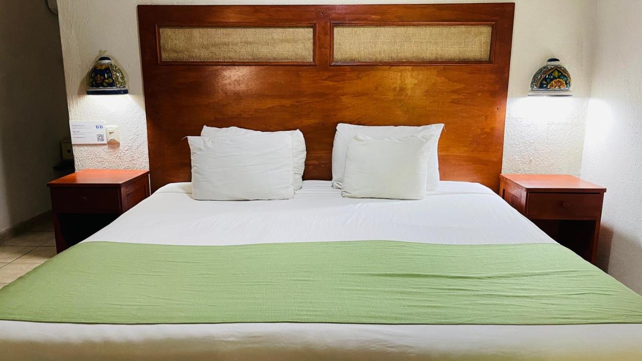 Hotel B&B - 5Th Avenue Playa del Carmen Eksteriør bilde A bed with a green bedsheet